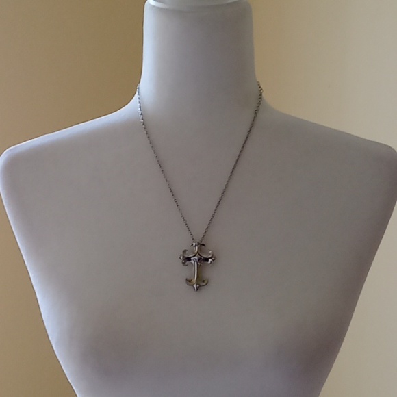 Silvertone cross pendant necklace - Picture 2 of 4